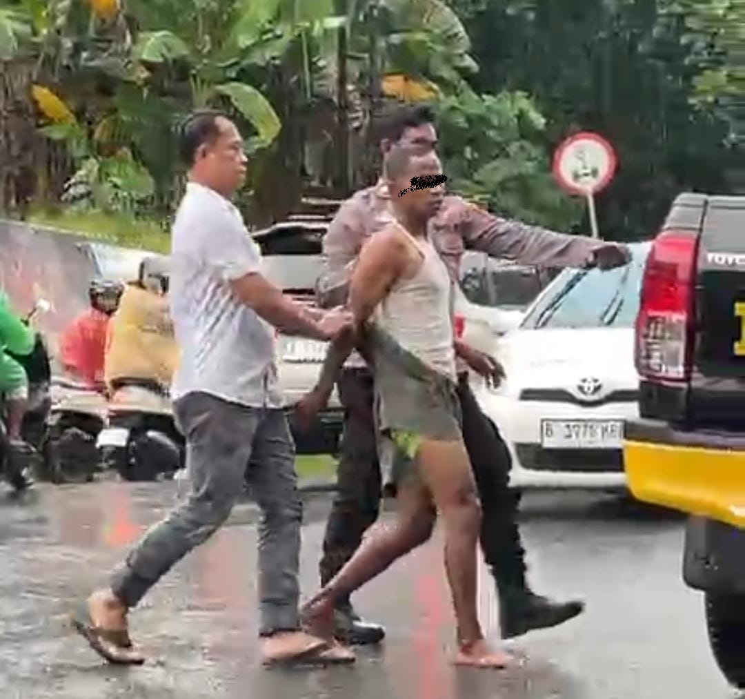 Tersangka saat diamankan.