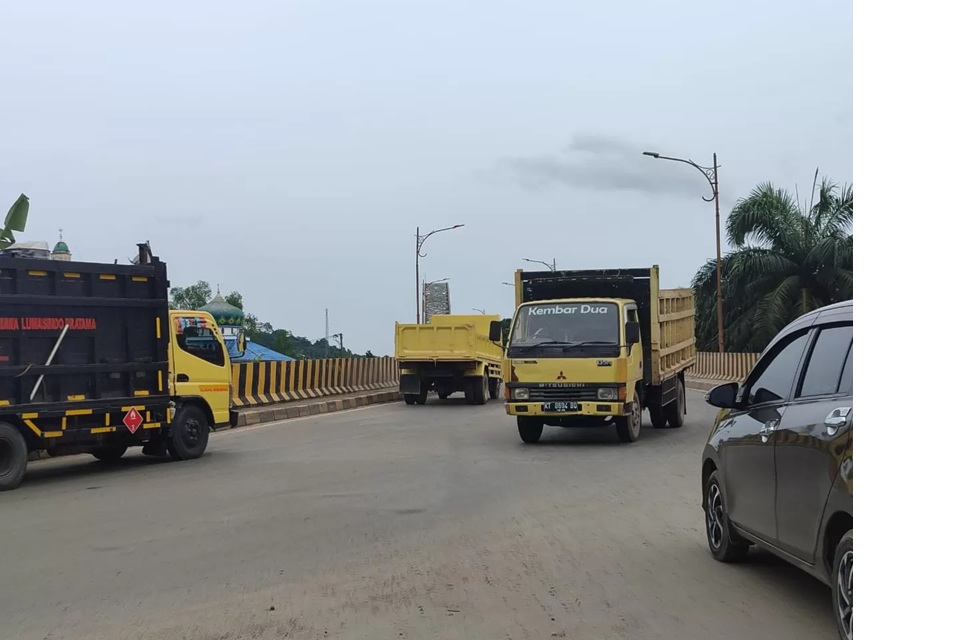 Jembatan Mahulu masih ramai dilintasi, baik kendaraan berat dan juga dikolongi oleh kapal tugboat dan tongkang batu bara.