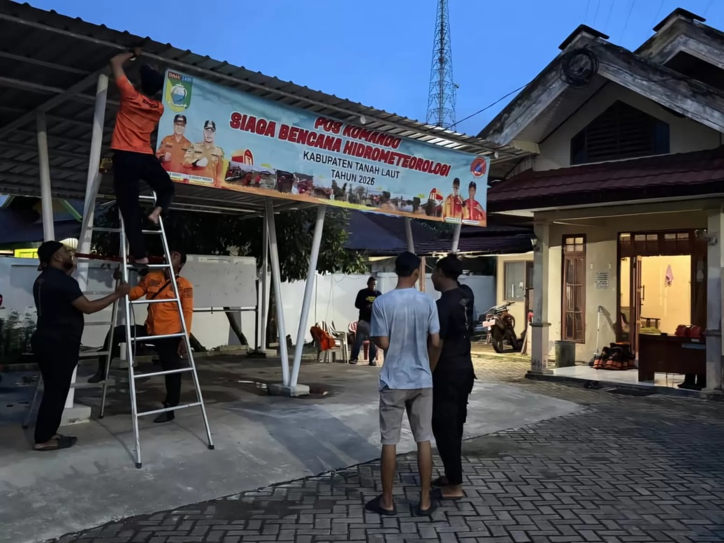 SIAGA : Personil dari BPBD Tanah Laut (Tala) saat menyiapkan posko di Kecamatan Bati-Bati. (Foto : BPBD Tala untuk Radar Banjarmasin)