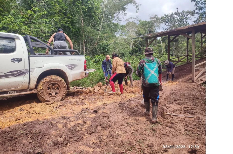 Warga perbaiki jalan rusak seadanya.