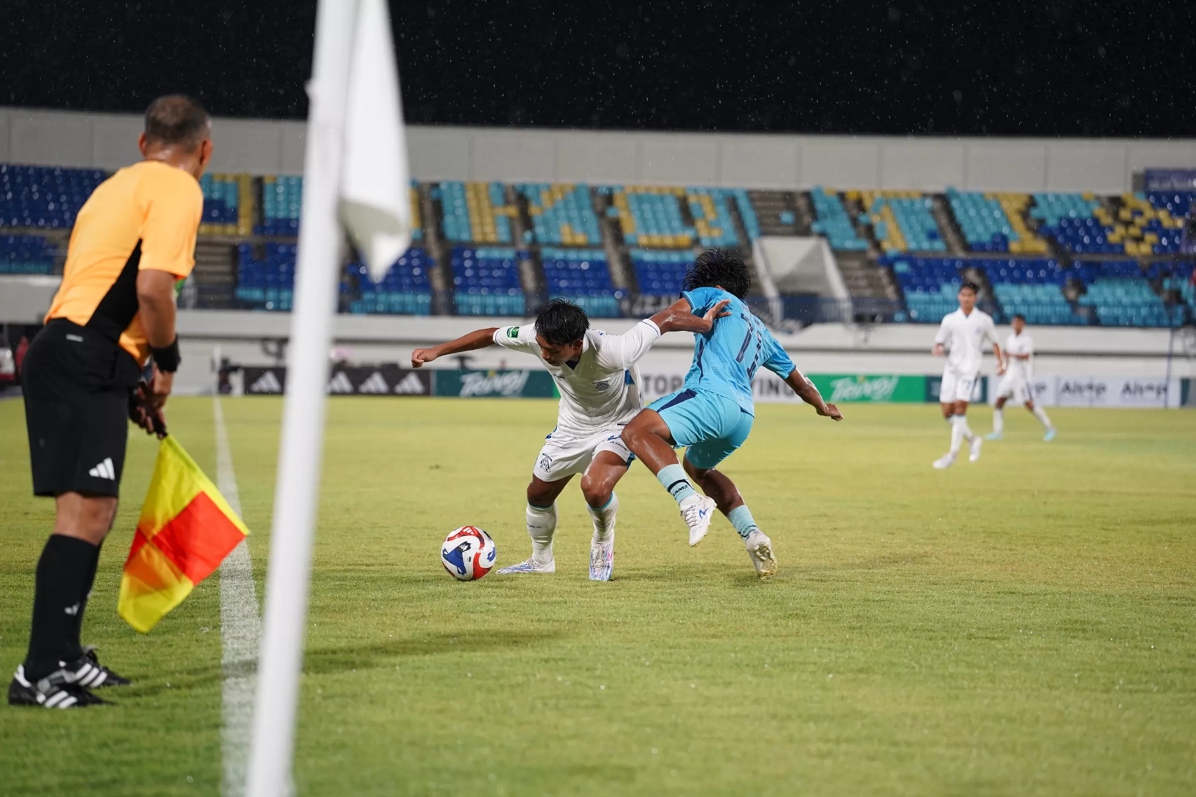 Pemain Persiba Balikpapan (biru) berusaha mempertahankan bola dari hadangan pemain Persela Lamongan dalam laga Championship 2025/2026 di Stadion Surajaya, Lamongan, Minggu (4/1/2026).