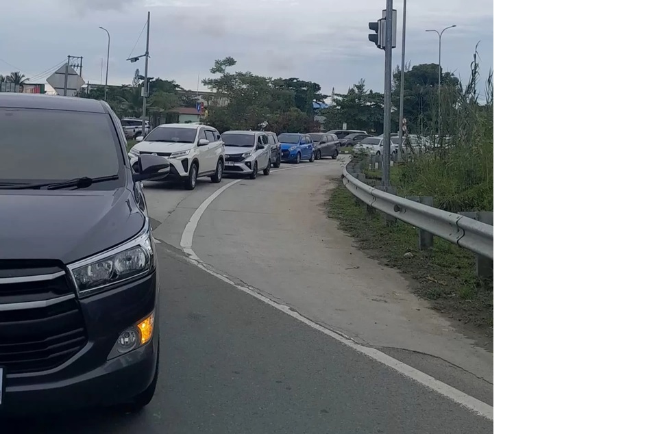 Arus kendaraan keluar pintu Tol Balikpapan- Samarinda ruas Manggar, Balikpapan, meningkat signifikan.