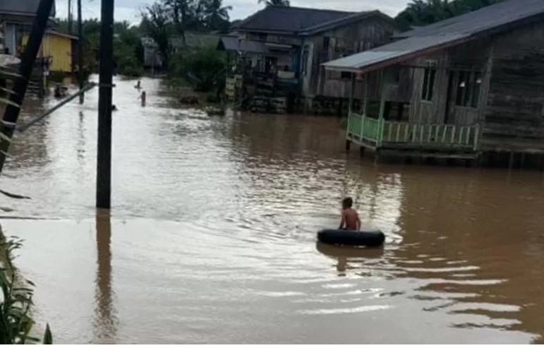 TERDAM BANJIR: Kondisi pemukiman di kecamatan Sembakung dan Sebuku mulai terendam banjir yang terjadi sejak Senin (5/1). (ISTIMEWA)