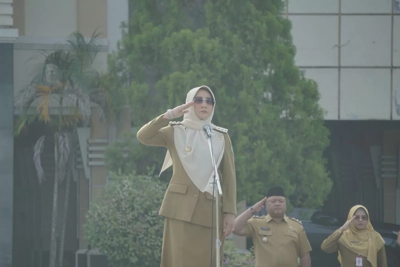 Bupati Berau, Sri Juniarsih, memimpin apel gabungan di halaman Kantor Bupati Berau. Dia menyampaikan evaluasi kinerja pemerintahan sekaligus pengarahan kepada ASN dan OPD, Senin (5/1).(IZZA)