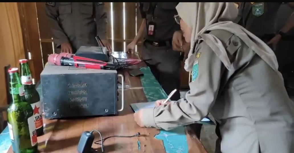 Petugas gabungan mendata warung kopi di Jalan Transmigrasi Km 8, Desa Sarigadung, Kecamatan Simpang Empat, Selasa (6/1). ( Satpol PP Tanah Bumbu untuk Radar Banjarmasin )