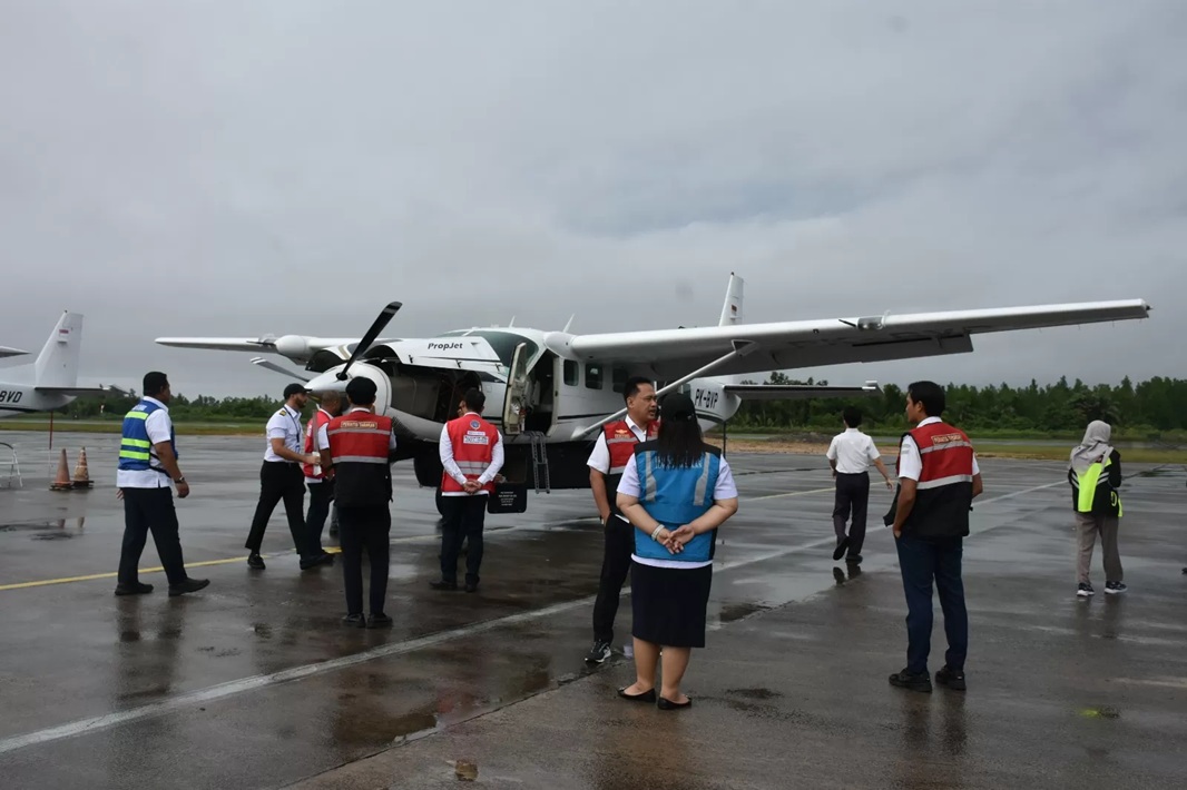 ANGKUTAN PERINTIS: Petugas BLU UPBU Juwata mengecek kesiapan angkutan udara perintis. (BLU UPBU JUWATA TARAKAM UNTUK HRK)