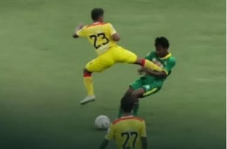 Aksi tendangan kungfu dari Hilmi.