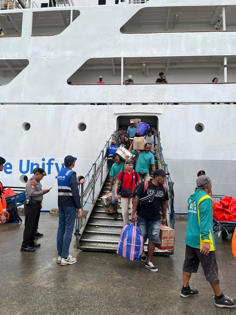 masyarakat yang tiba di Pelabuhan Malundung Tarakan menggunakan kapal Pelni. (AGUS DIAN ZAKARIA/RADAR TARAKAN)
