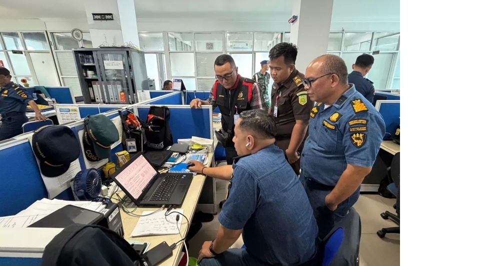 Tim Penyidik Pidana Khusus Kejati Kalbar menggeledah serentak di lima lokasi strategis yang diduga berkaitan langsung dengan aktivitas pertambangan bauksit PT Laman Mining, Senin (5/1). (ISTIMEWA)
