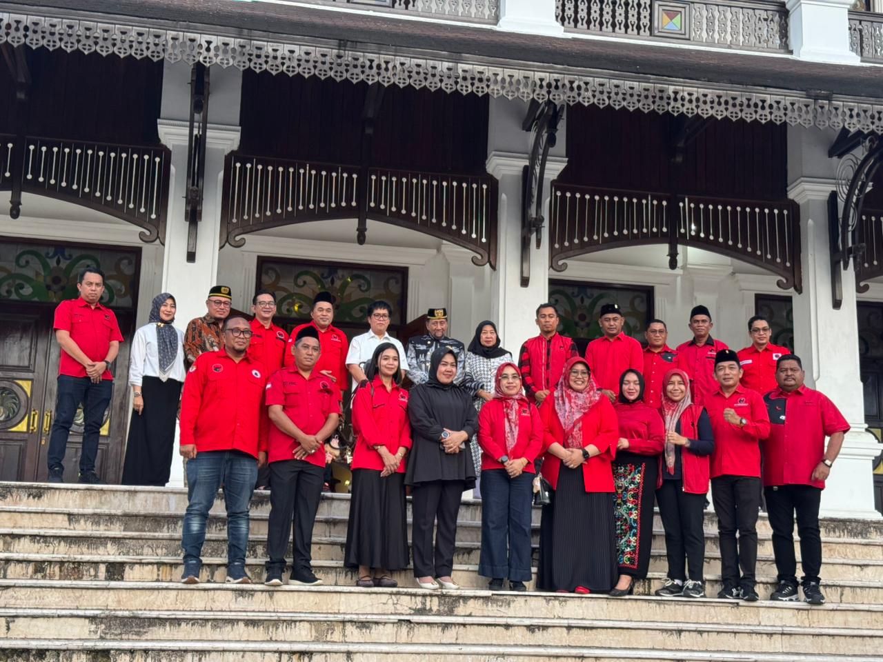 Silaturahmi DPC PDI Perjuangan Kukar periode 2025-2030 bersama Sultan Kutai Kartanegara Ing Martadipura Aji Muhammad Arifin (Elmo/Prokal.co)
