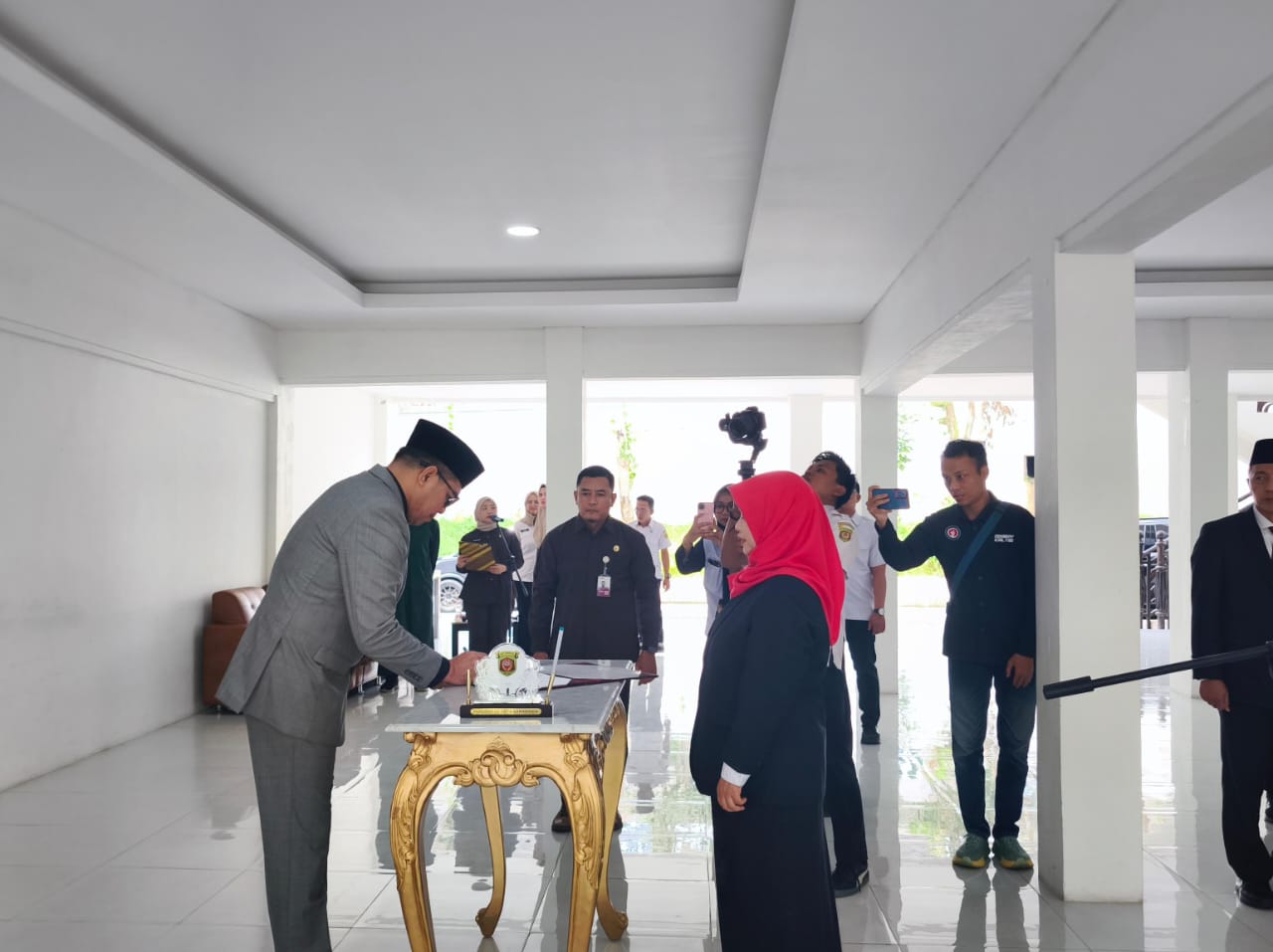 Saat tandatangan di momen pelantikan Anggota Dewas Perumda Tirta Kencana Samarinda.