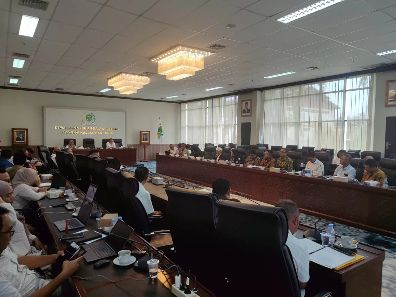 Persoalan tabrakan di Jembatan Mahulu dan Jembatan Mahakam kembali dibahas. Perusahaan penabrak diwajibkan bertanggung jawab melakukan pemulihan kondisi jembatan.