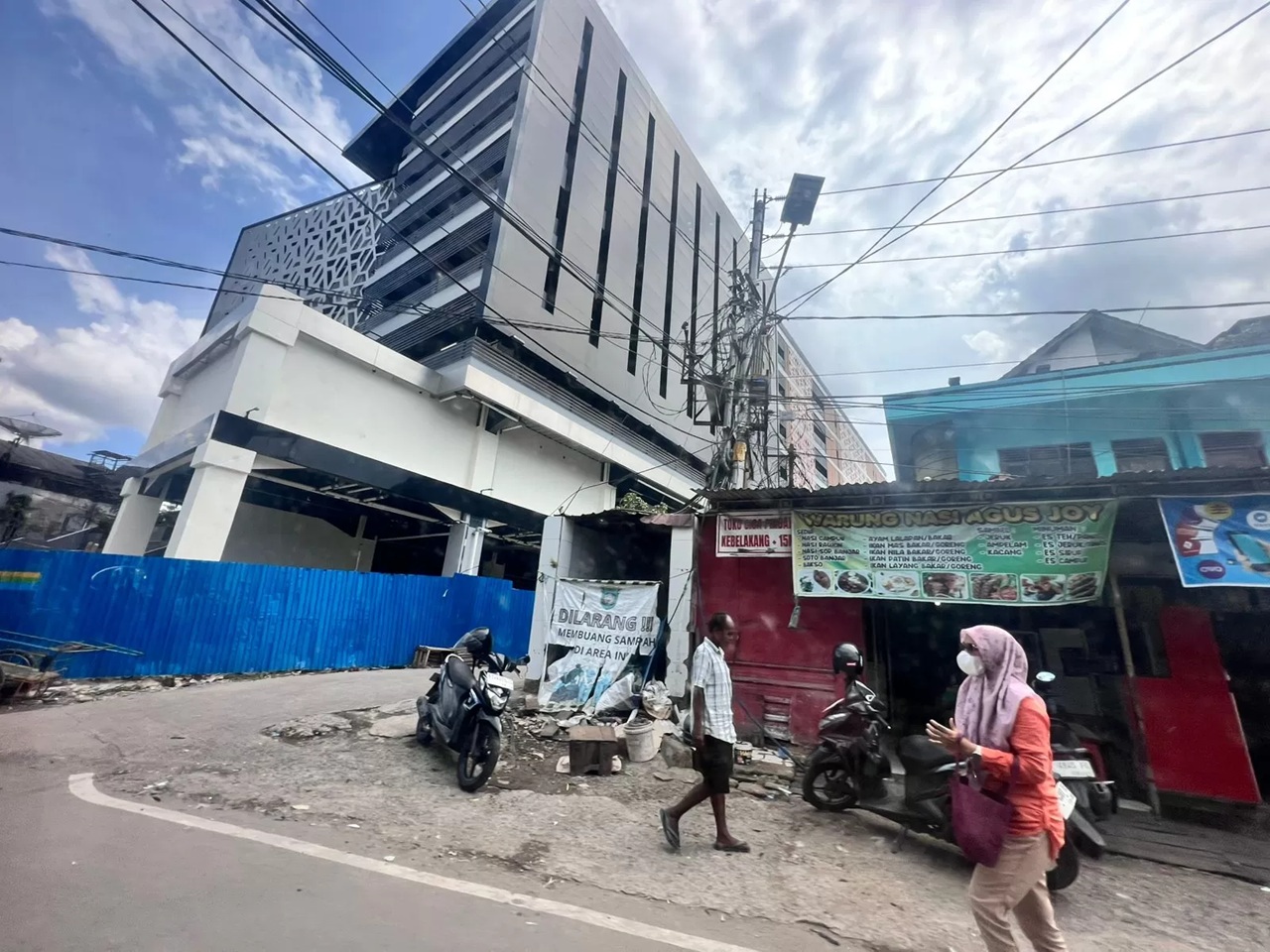 Dinas Perdagangan mengimbau pedagang lebih waspada menjaga barang dagangan seiring masih padatnya aktivitas bongkar muat di kawasan Pasar Pagi. (DOK/SAPOS)