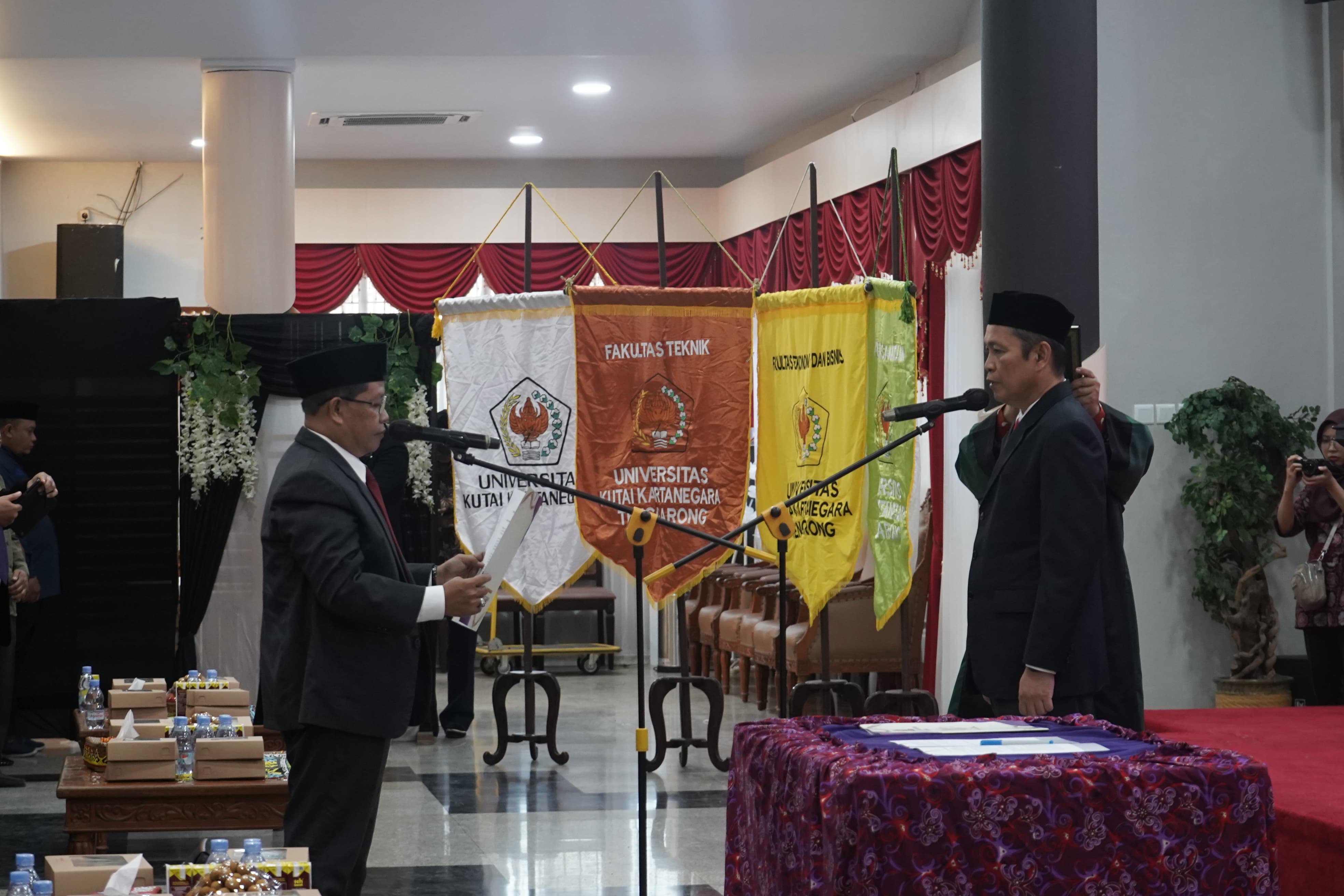 Pelantikan Prof Ince Raden sebagai Rektor Unikarta 2025-2029 (Elmo/Prokal.co)