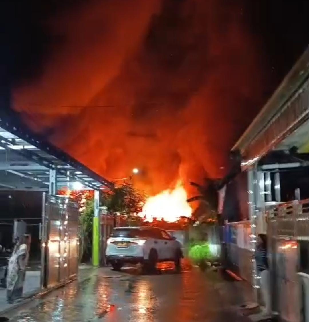 Api saat melahap rumah warga di Samarinda Seberang.(IST)