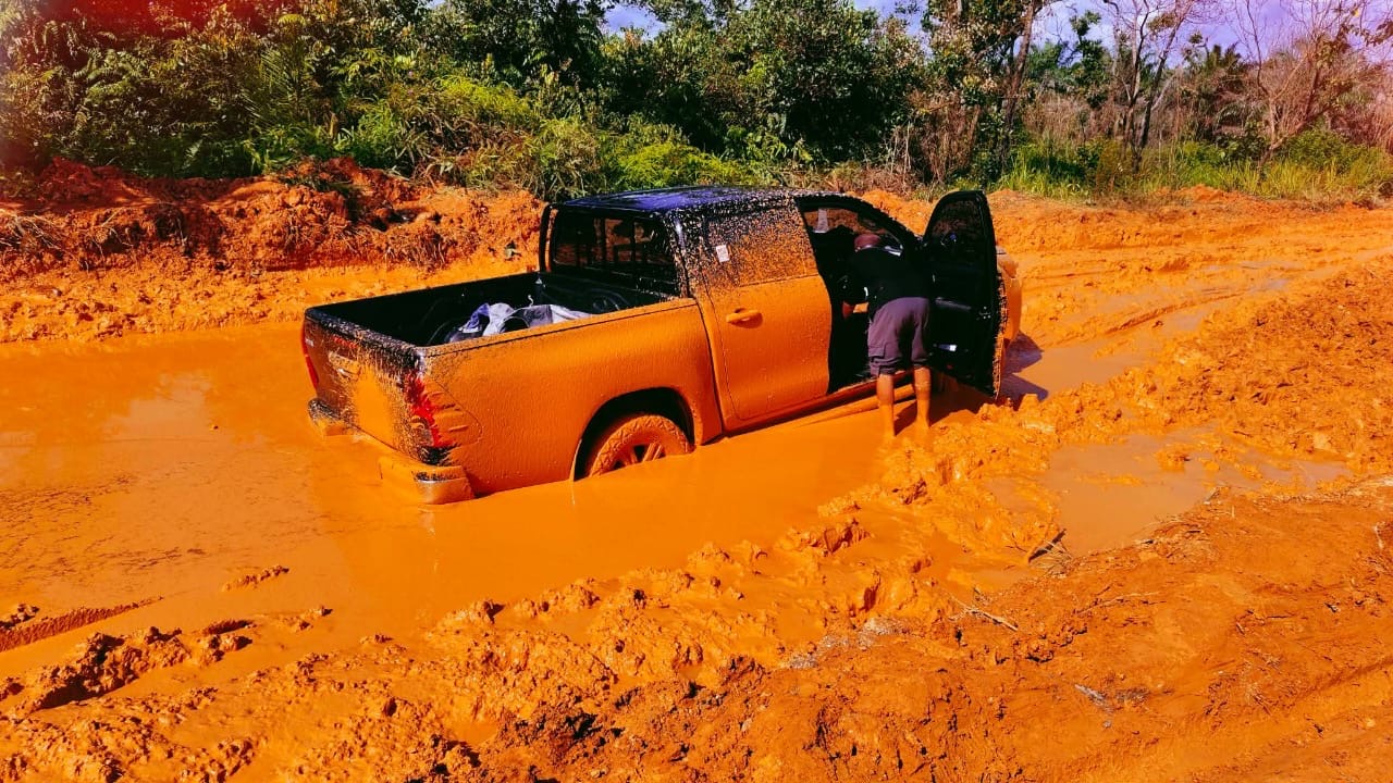 RUSAK PARAH: Kondisi jalan penghubung antar desa di Kecamatan Muara Ancalong, Kutim, yang berlumpur saat hujan.