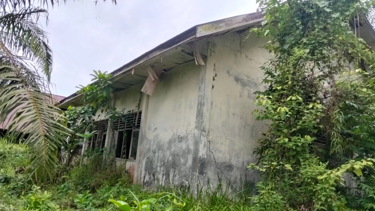 Gedung sekolah lama di SMP Negeri 2 Keresik Bura, Kabupaten Paser, yang berdiri sejak 1981 diharapkan direvitalisasi menjadi balai pertemuan sekolah.(FOTO:RANO/PASER POS)