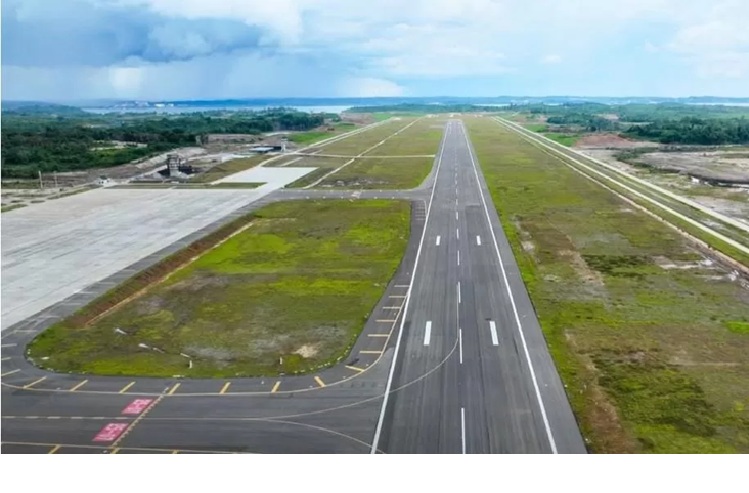 Landasan pacu Bandara Internasional Nusantara IKN yang dilengkapi runway sepanjang 3.000 meter, disiapkan untuk mendukung keselamatan dan kelancaran penerbangan di kawasan Ibu Kota Nusantara.
