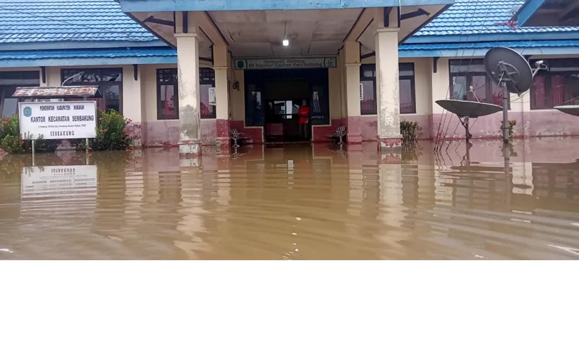 TERDAMPAK: Kondisi Kantor Kecamatan Sembakung direndam banjir yang terjadi sejak Senin (5/1) hingga saat ini. Dan banjir meluas dan telah merendam sejumlah fasilitas umum, hingga ribuan rumah warga di