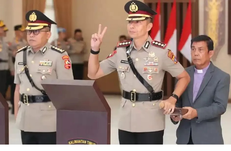 Kombes Pol Jerrold Kumontoy (kanan) resmi menjabat Kapolresta Balikpapan usai sertijab dipimpin Kapolda Kaltim Irjen Pol Endar Priantoro di Gedung Mahakam Polda Kaltim. (FOTO:IST)