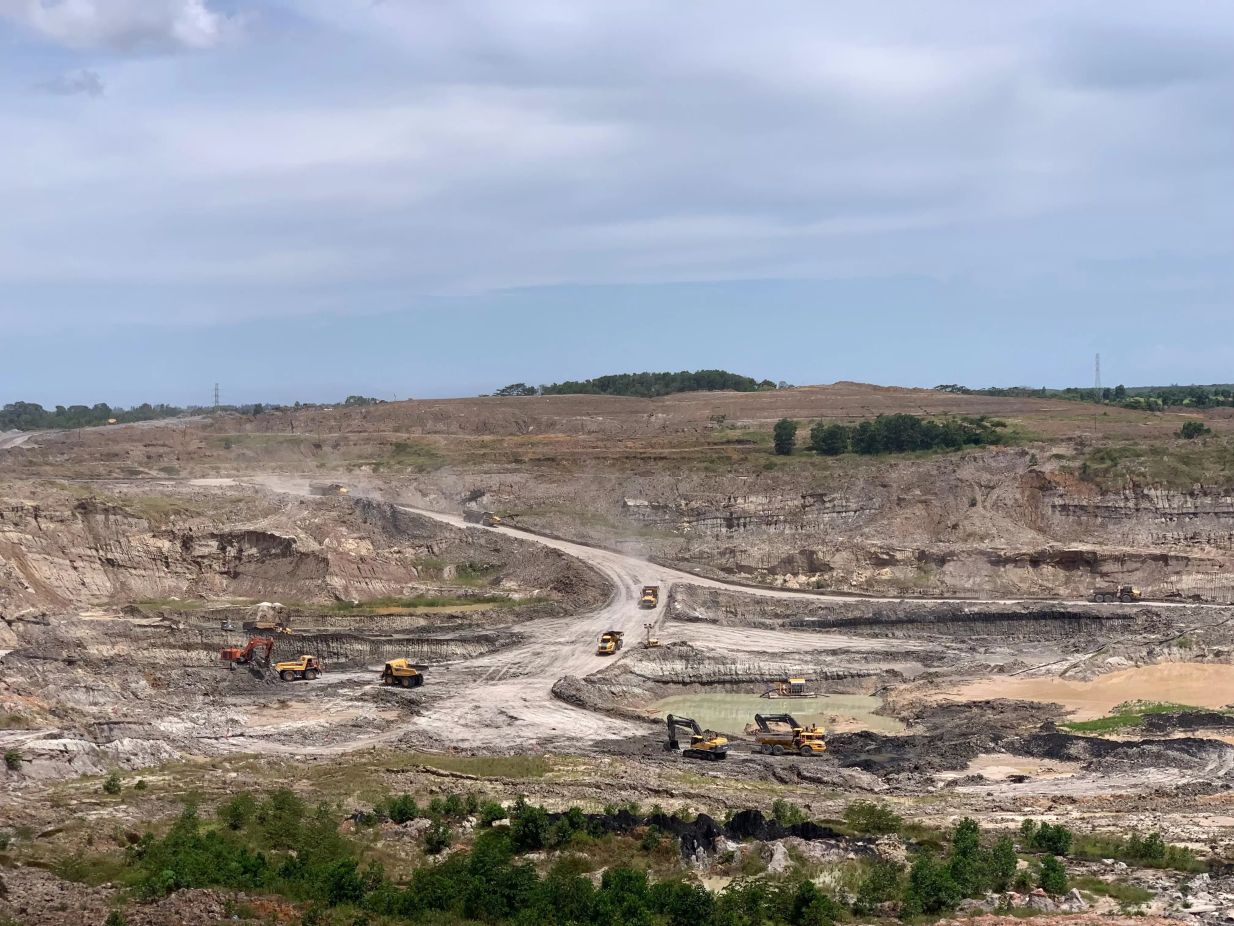 DOMINASI: Aktivitas pertambangan di Kecamatan Satui, Kabupaten Tanah Bumbu. Sektor tambang menjadi penyumbang dominan kasus PHK sepanjang 2025. (Foto: Zulqarnain/Radar Banjarmasin)