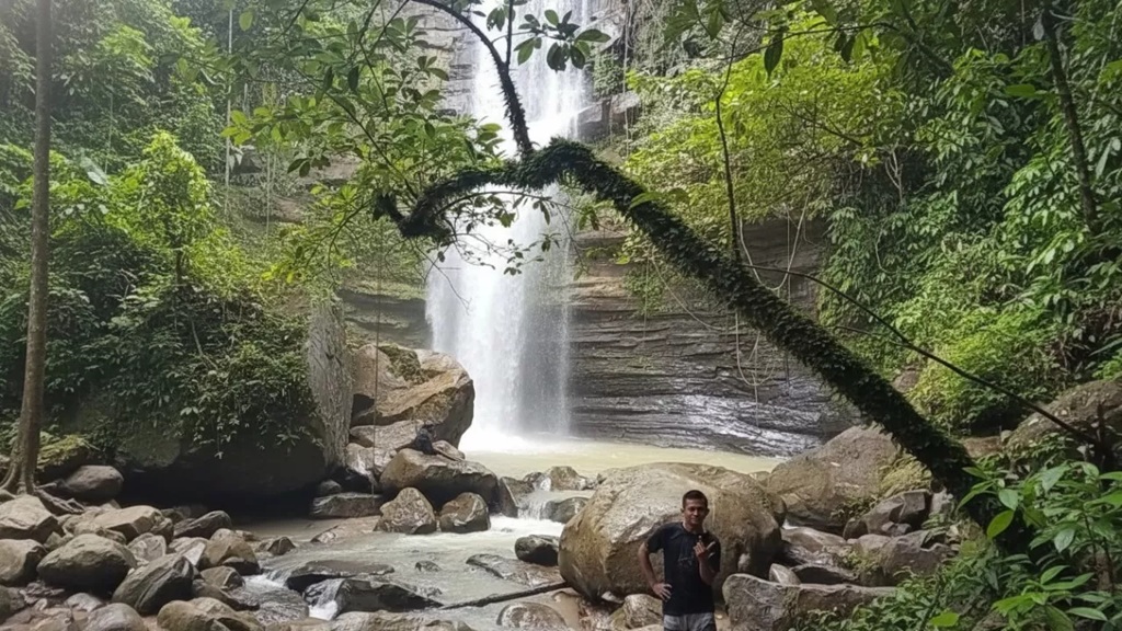 Air Terjun Tembinus dengan aliran deras dan tebing batu berlapis di tengah hutan tropis Sepaku yang masih alami. (Foto koleksi BTV)