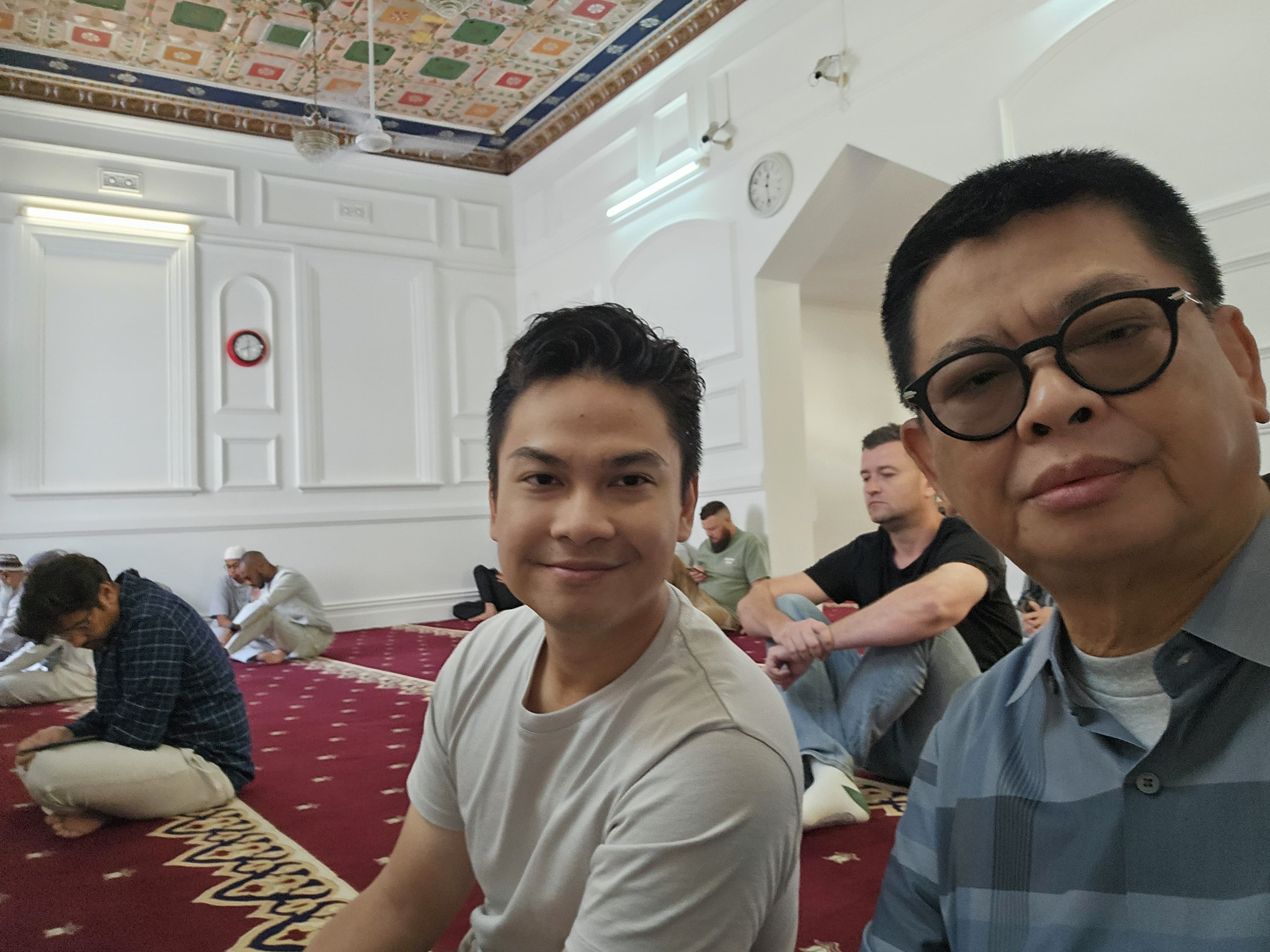 Jumatan di Masjid dengan Mazhab Imam Hanafi, Jamaahnya dari Berbagai Negara