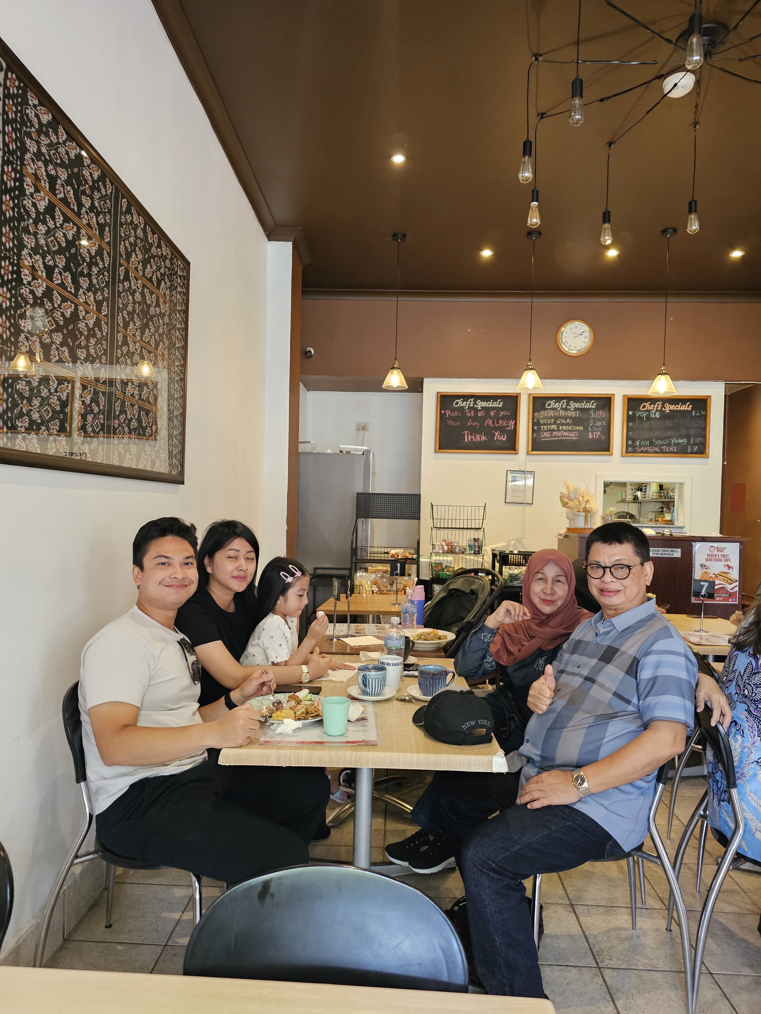 MENU KHAS: Usai Jumatan menikmati menu khas Indonesia di Raja Gurih.