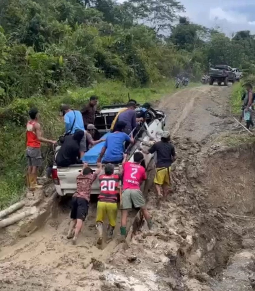 PERBATASAN: Perjuangan warga Krayan untuk melintasi jalan di wilayah Krayan. (ISTIMEWA)