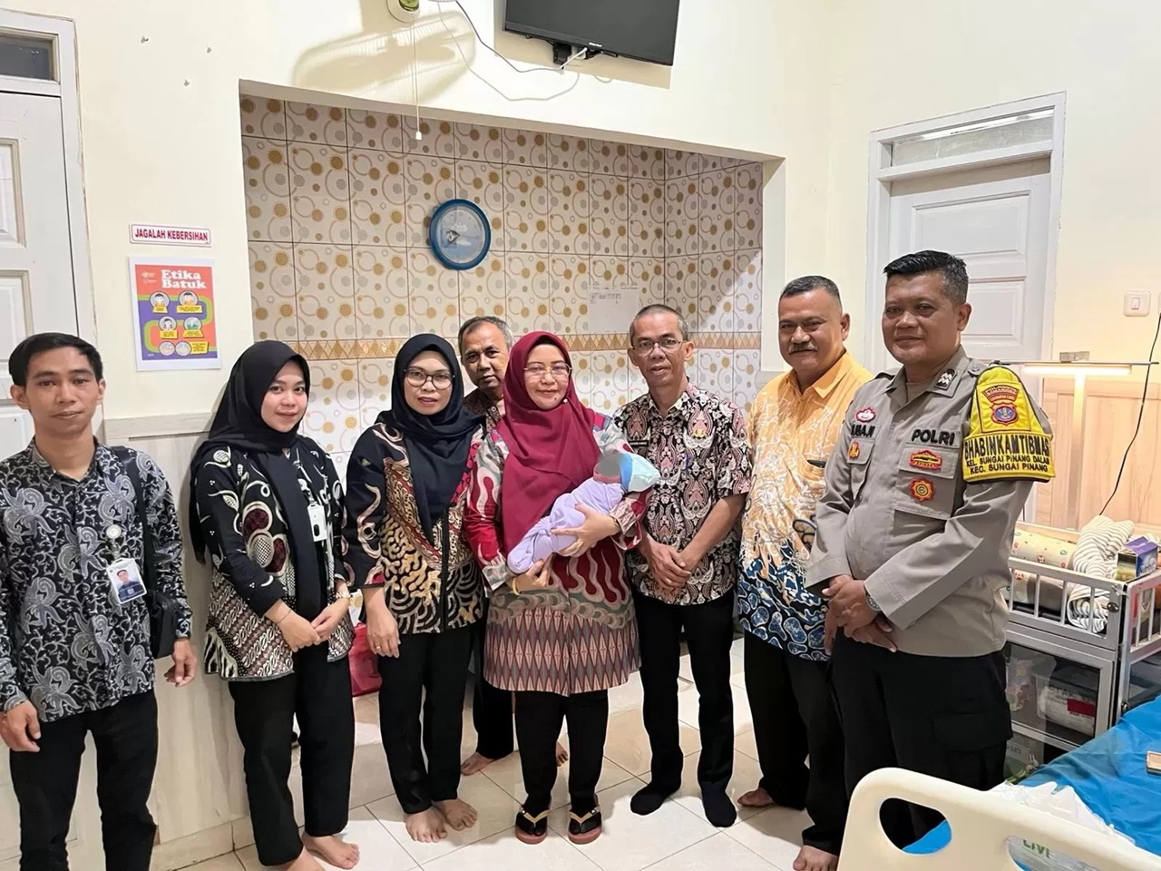 MUNGIL: Bayi laki-laki yang ditemukan dirawat khusus di klinik terdekat. (Grup ITS)