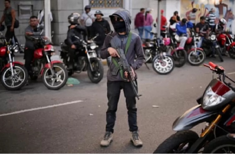 Milisi bersenjata turun ke jalanan Venezuela usai AS tangkap Nicolas Maduro. (Guardian)