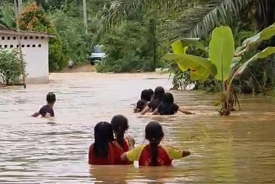Curah hujan tinggi yang mengguyur wilayah Kabupaten Sintang dalam beberapa hari terakhir menyebabkan banjir di sejumlah desa di Kecamatan Sepauk dan Kecamatan Tempunak, Kamis, (8/12). (ISTIMEWA)