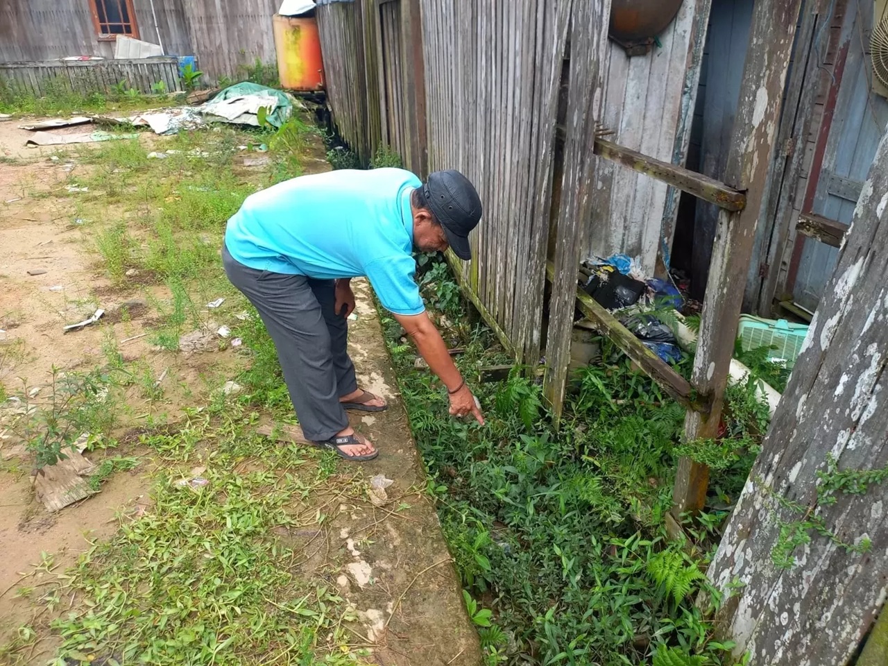 Warga Gang Mandiri, RT 110, Jalan Geriliya, Kelurahan Sungai Pinang Dalam, Kecamatan Sungai Pinang, digegerkan dengan penemuan bayi, Kamis (8/1). (EKO PRALISTIO/KP)