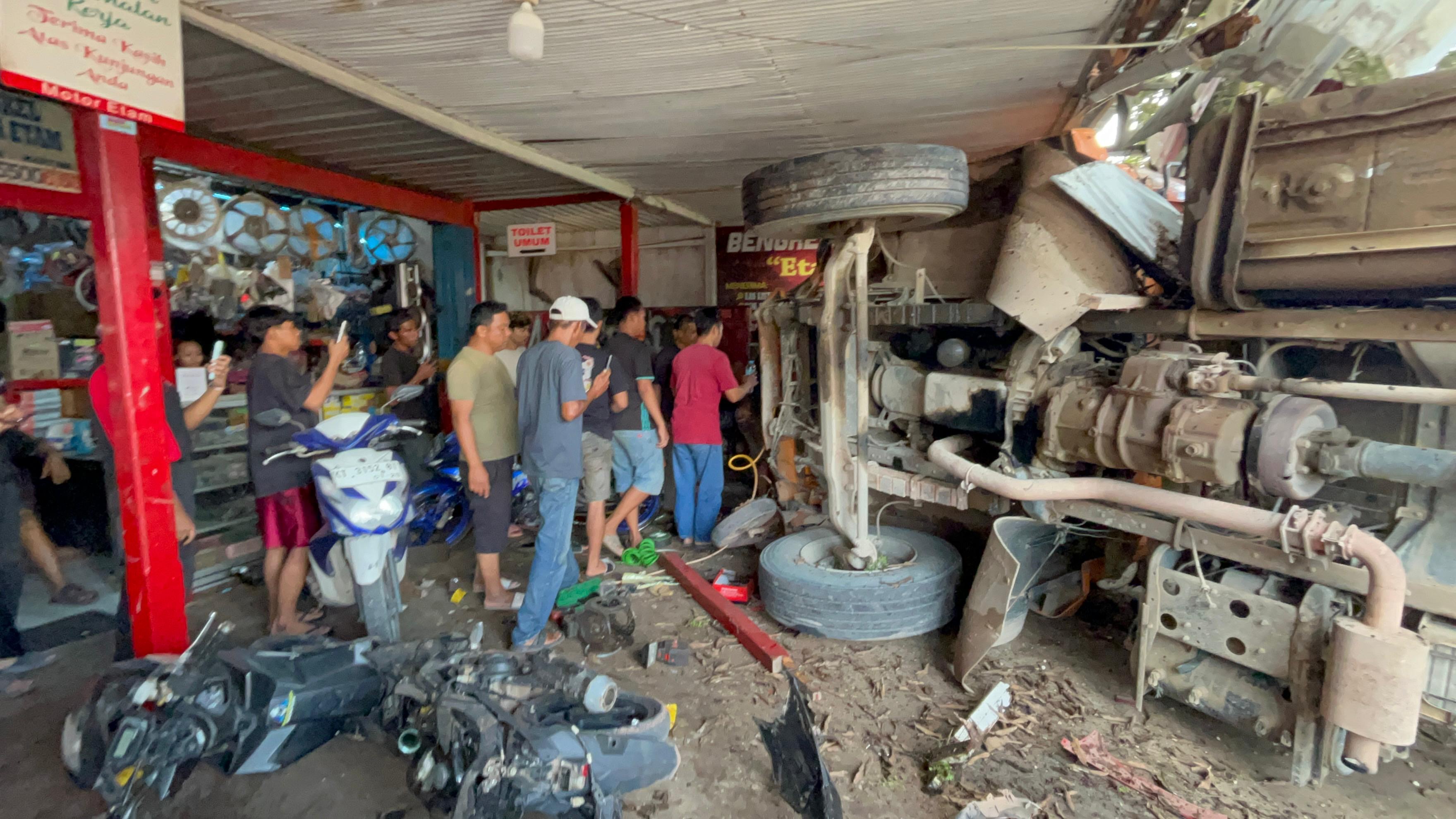 DUA KALI DALAM LIMA HARI: Kendaraan yang terlibat tabrakan beruntun di depan Bengkel Etam, Bengalon, Kutim, Jumat, 9 Januari 2026.