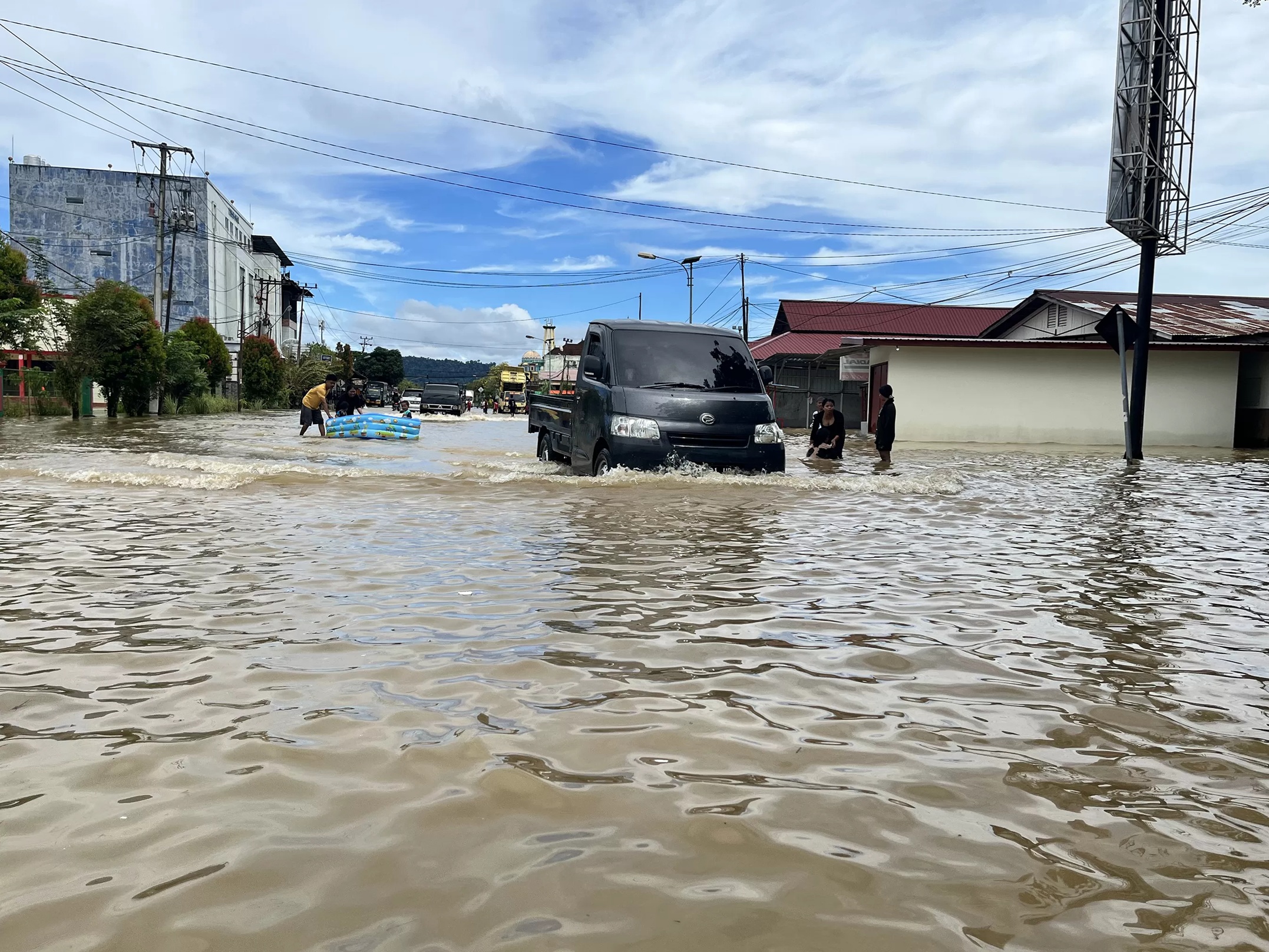 Masyarakat diimbau tetap waspada terhadap perubahan cuaca ekstrem yang mengakibatkan terjadinya banjir. (HRK)
