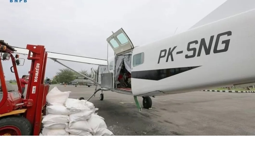 Pesawat khusus Operasi Modifi kasi Cuaca (OMC) disiagakan BNPB untuk menabur bahan semai di langit Kalimantan Selatan.