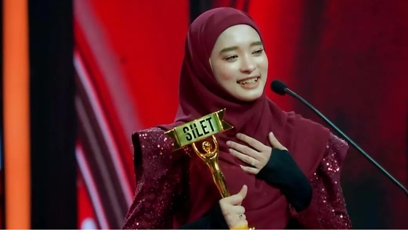 Inara Rusli raih Silet Awards. Foto : Instagram/@mommy_starla.