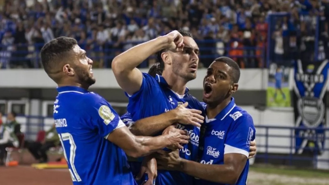 Pemain Persib Bandung Andrew Patrick Jung (tengah) bersama Uilliam Barros Pereira (kanan) dan Rosembergne Da Silva (kiri). (Abdan Syakura/Antara)