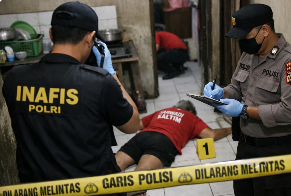 Polisi memeriksa tempat kejadian.