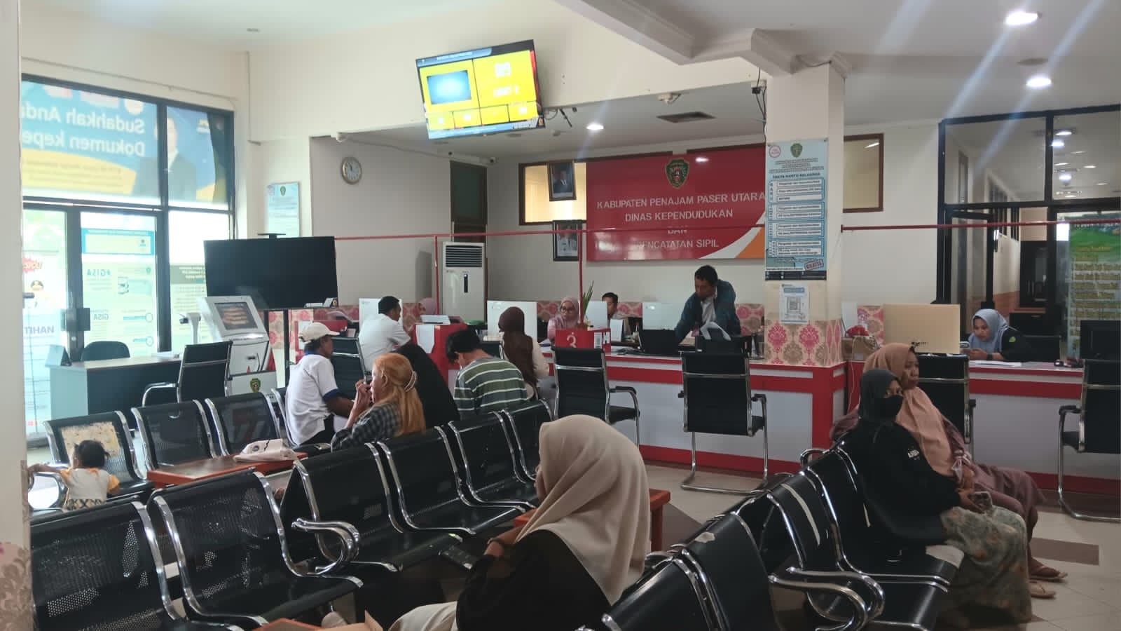 PELAYANAN: Suasana pelayanan di Kantor Disdukcapil PPU.