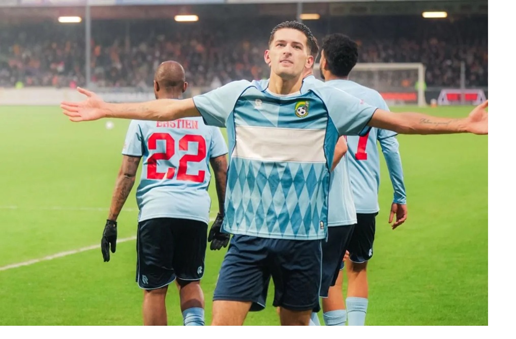 Justin Hubner merayakan keberhasilannya mencetak gol ke gawang Go Ahead Eagles pada pertandingan Liga Belanda di Stadion De Adelaarshorst, Deventer, Minggu (11/1/2026) waktu setempat. (X)