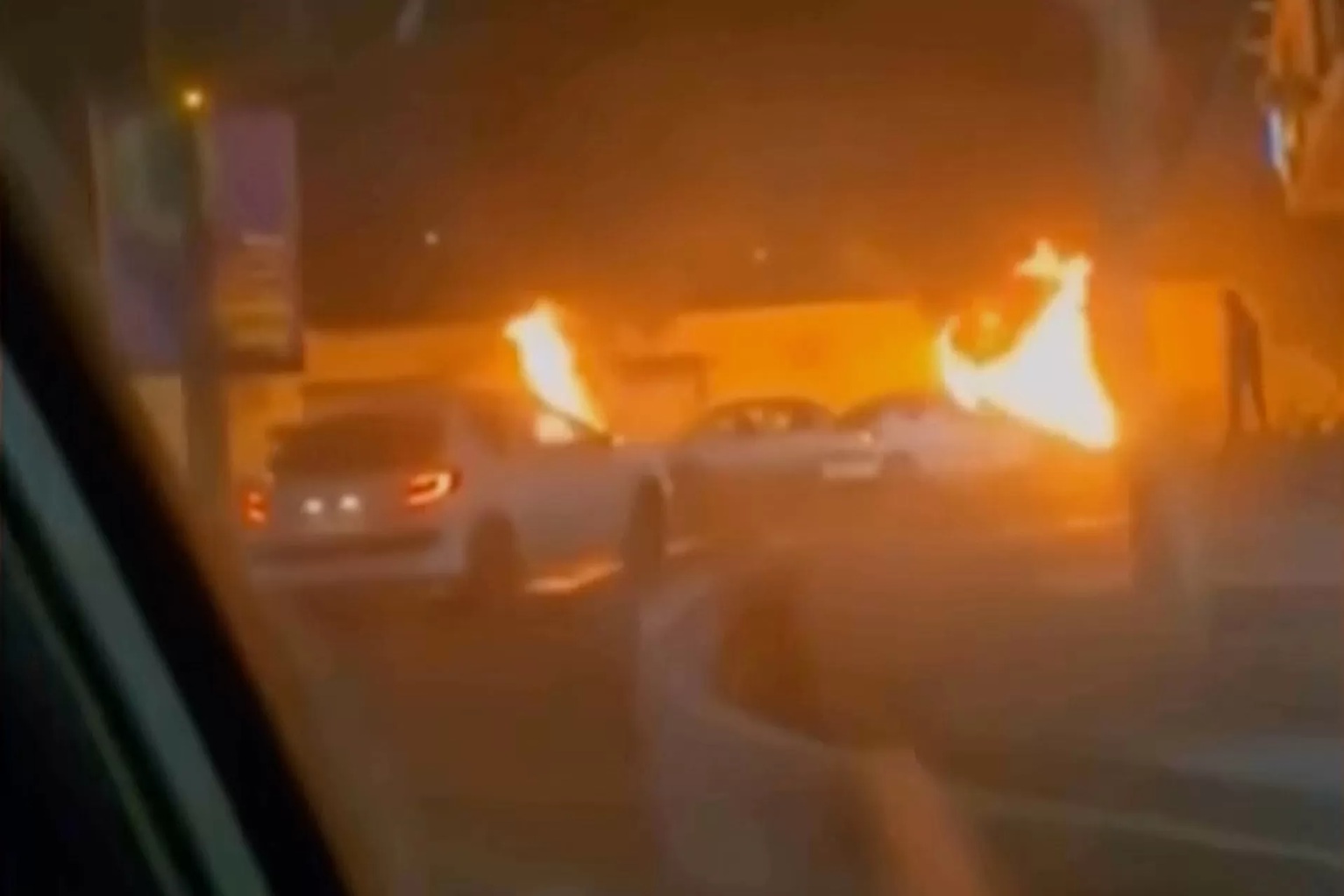 Cuplikan video yang dirilis 9 Januari 2026 memperlihatkan mobil-mobil terbakar di tengah protes malam hari di Teheran, Iran (Politico)