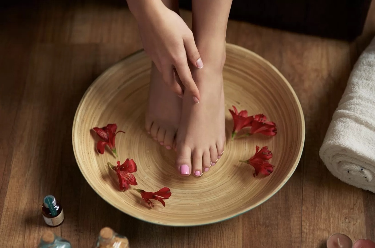 Ilustrasi merendam kaki. (Freepik)