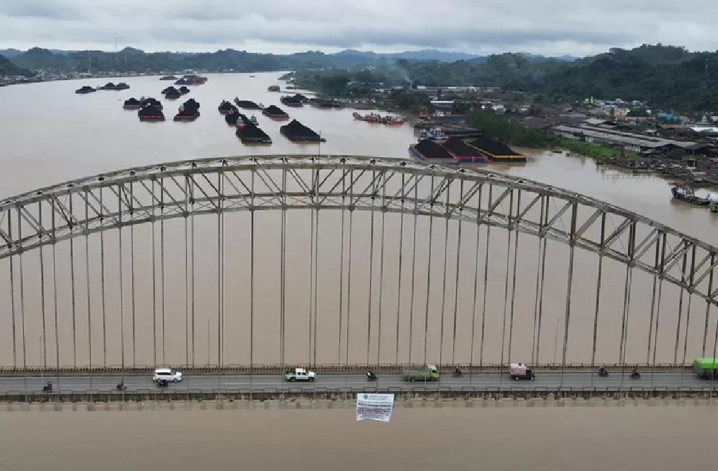 Dalam rentang dua bulan, Jembatan Mahakam Ulu (Mahulu) dua kali ditabrak kapal. Pertama pada Desember 2025, dan terakhir pada 4 Januari 2026. (RAMA/KALTIM POST)