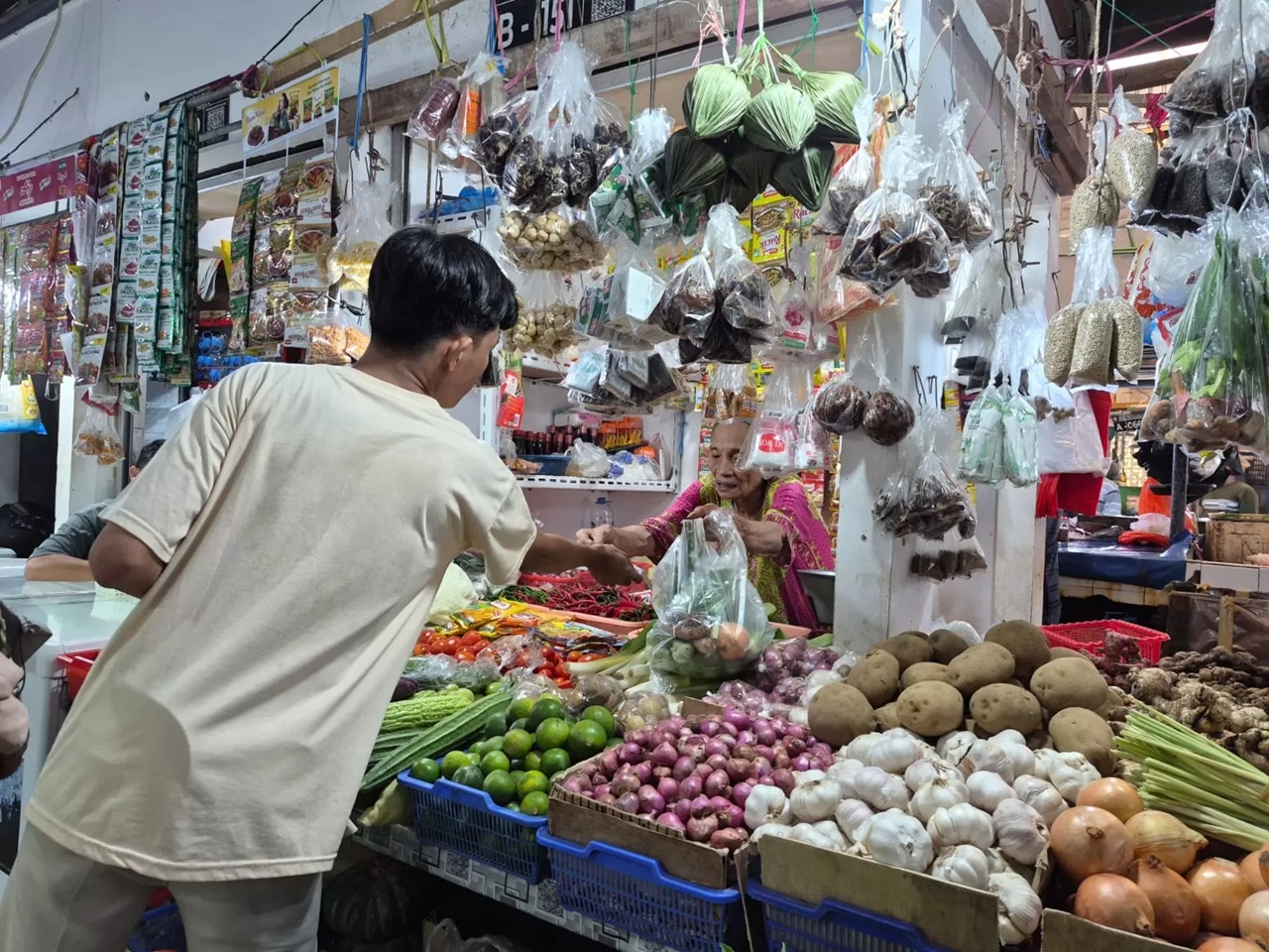 Aktivitas jual beli pedagang dan masyarakat di Pasar Klandasan, Kota Balikpapan, berlangsung ramai seiring stabilnya harga kebutuhan pokok dan terkendalinya inflasi daerah sepanjang tahun 2025.