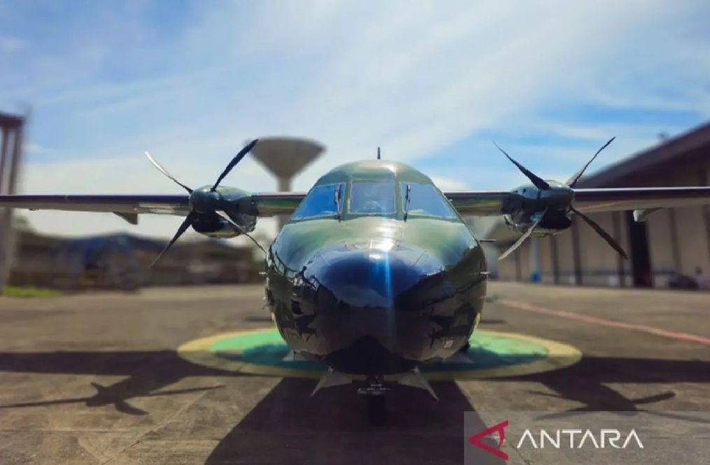 Pesawat angkut militer CN235-100M yang telah direstorasi oleh PT Dirgantara Indonesia (PTDI). (HO-PTDI)