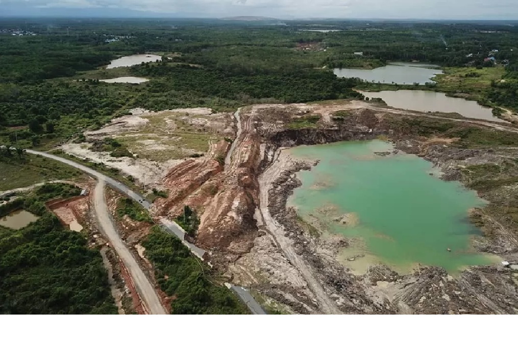 DEFORESTASI: Kondisi lingkungan di Kalimantan Selatan, Sawah terhimpit perusahaan sawit dan lubang tambang yang menganga. ( WALHI KALSEL)