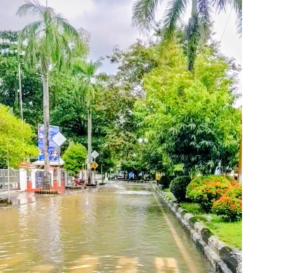 Jalan Ahmad Yani Kecamatan Amuntai Tengah, depan Kantor Kejaksaan dan Bappeda HSU kembali terendam banjir akibat luapan Sungai Balangan dan Negara di Kabupaten HSU. (Foto: M.Akbar/Radar Banj