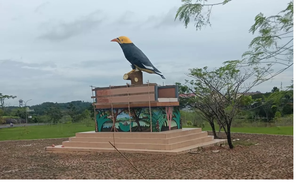 Tugu Burung Tiong di Gantung Temiang, Kabupaten Paser, menuai sorotan warga.