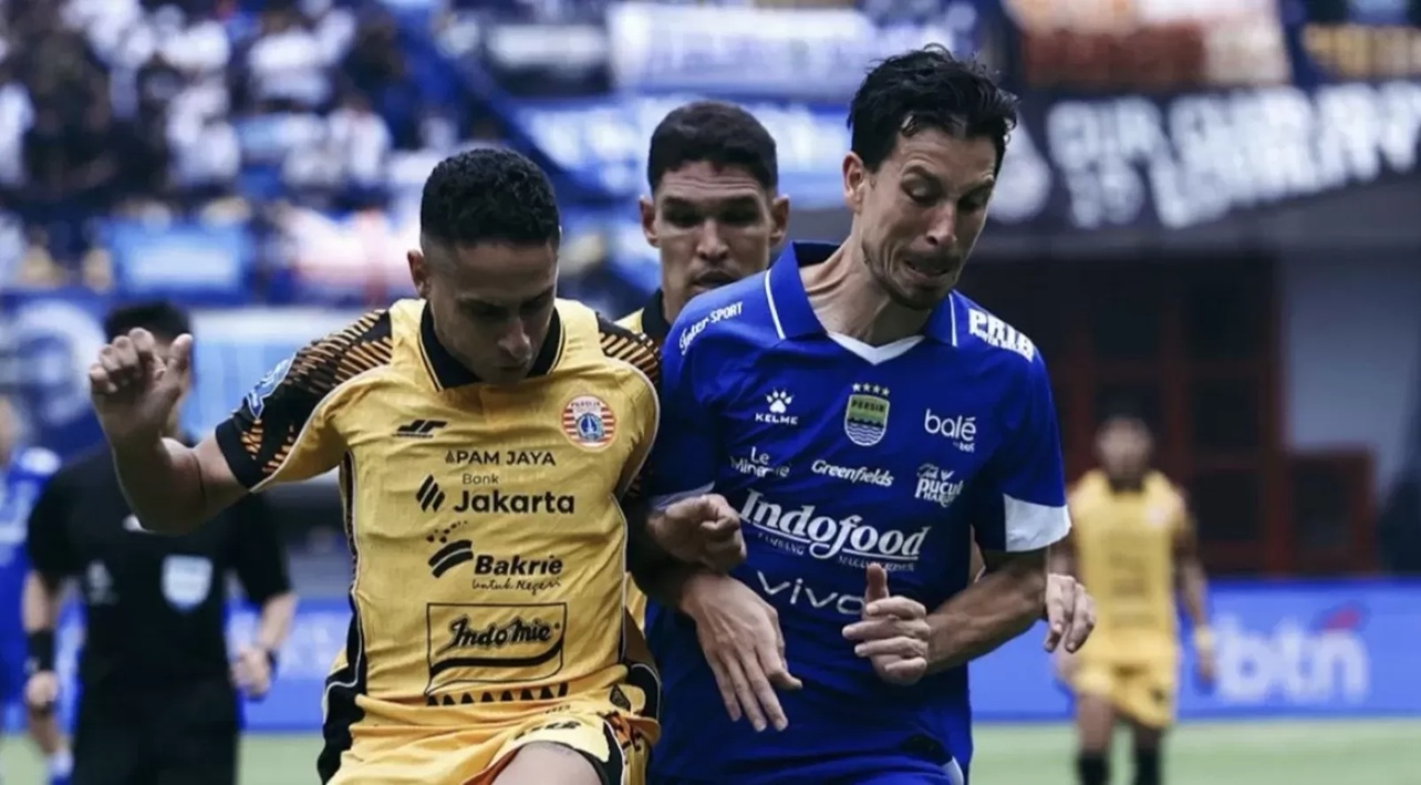 Bek Persija Bruno Tubarao (kiri) saat berduel dengan Thom Haye dalam duel Persib vs Persija. (Dok. Persib)